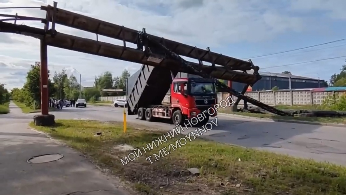 Самосвал снес трубы на улице Торфяной в Нижнем Новгороде - фото 1