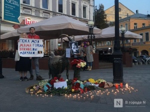 Дети сгоревшей журналистки вышли с плакатом на Большую Покровскую
