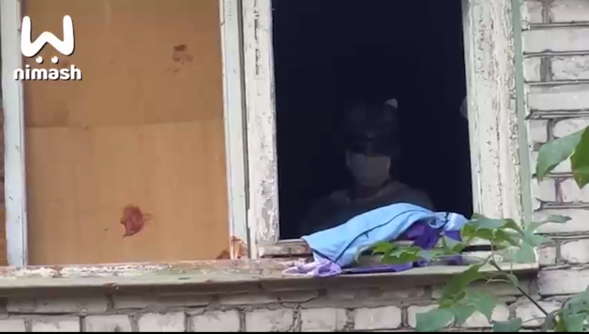 Дзержинцы жалуются на разжигающую в квартире костры соседку - фото 1