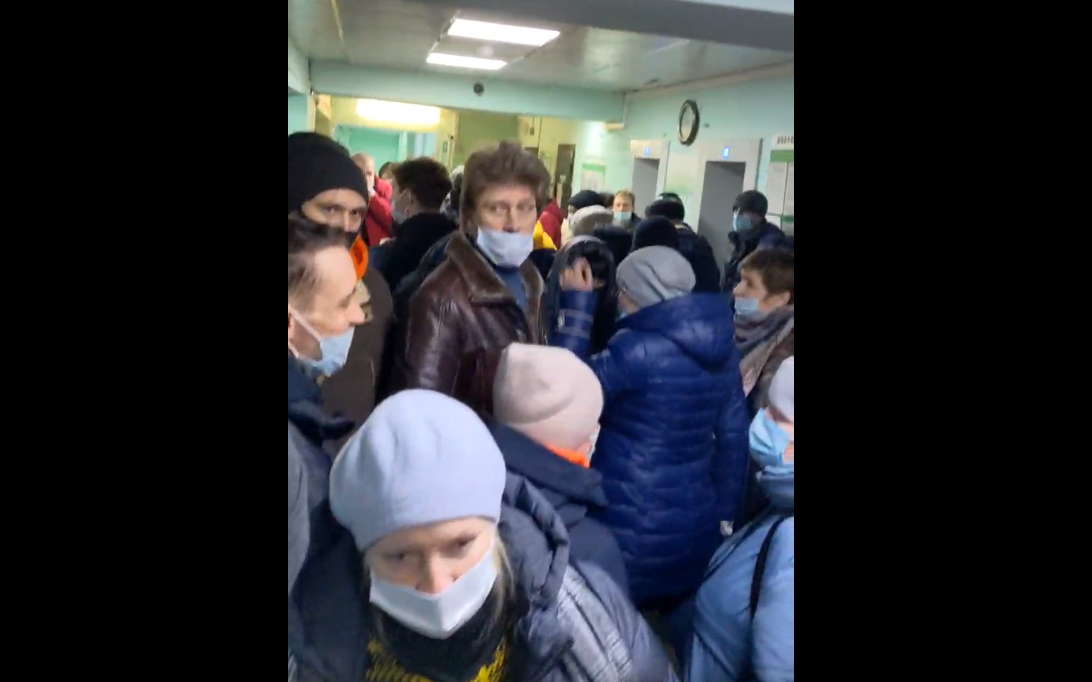 Нижегородцы жалуются на огромные очереди в поликлинике Ленинского района - фото 2