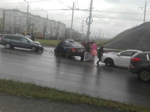 Свадебный кортеж попал в аварию на Мещере