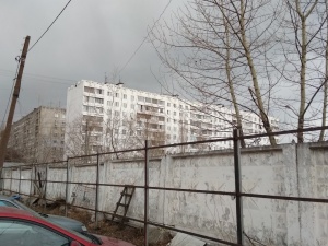 Вокруг долгостроя на улице Есенина демонтируют бетонный забор